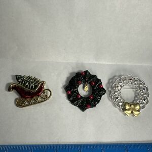 Vintage Christmas Tree in Santa Sleigh Sled Enamel Pin Brooch Gold tone Wreath 3